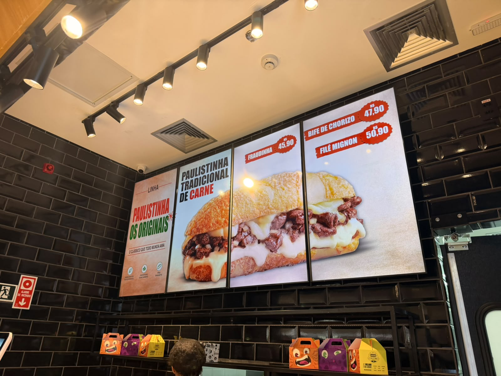 Instalação em cliente JSMenu com uma campanha de sanduíches distribuída por quatro telas verticais lado a lado